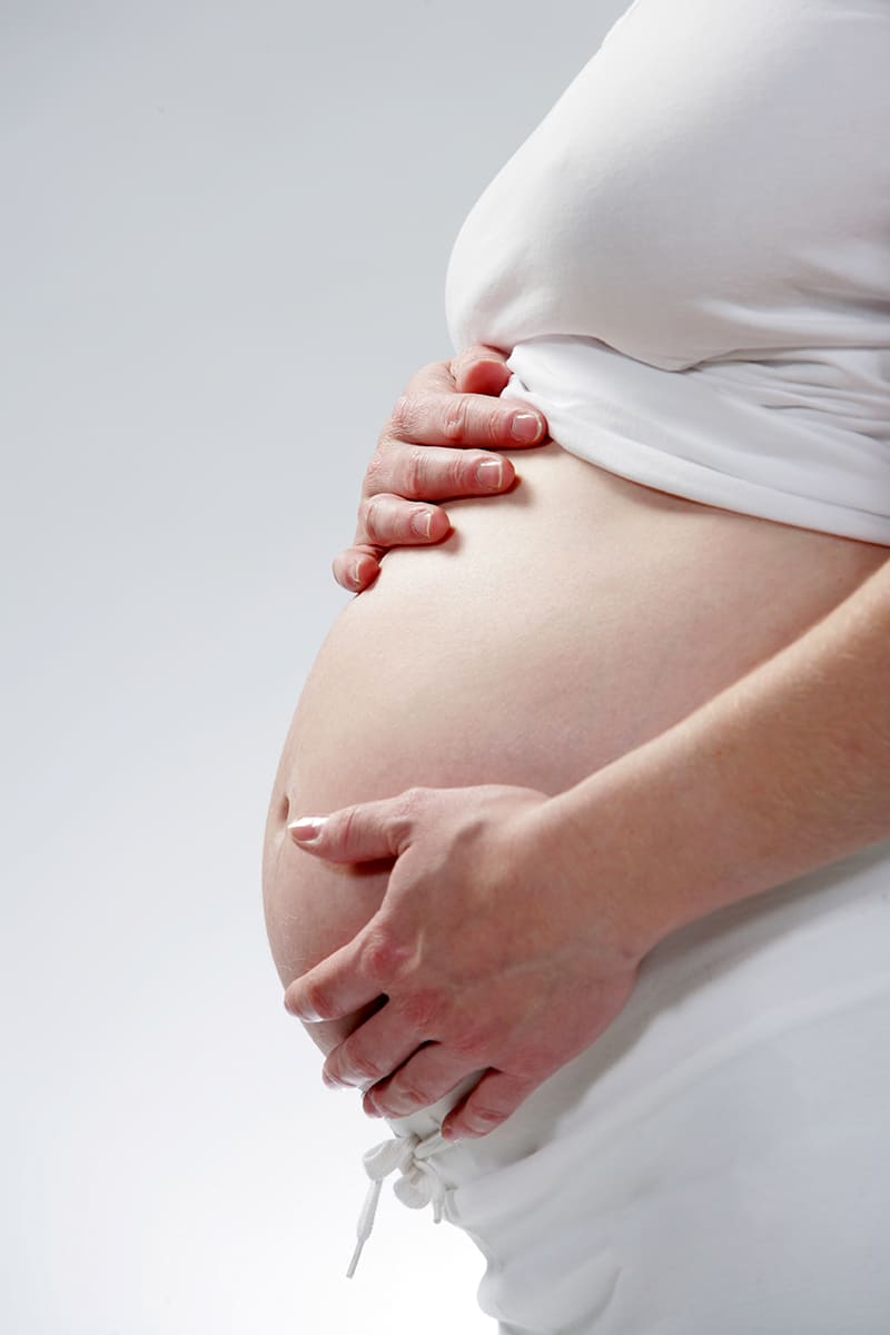Osteopatía para bebés y niños, mujer embarazada en Segur de Calafell